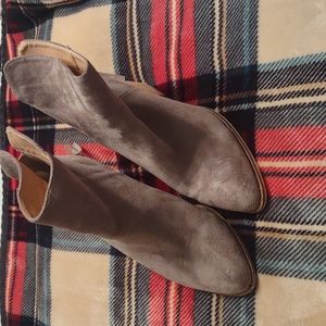 Buckle suede booties 👢